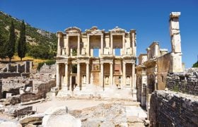 Antigua Éfeso y casas adosadas