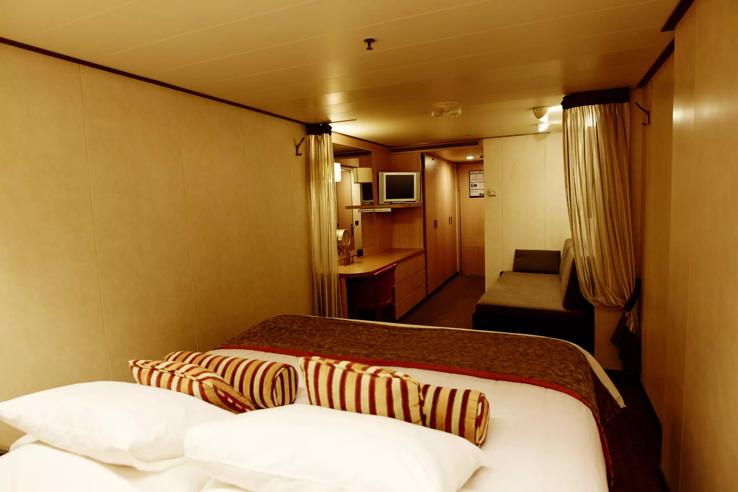 Journey Ship IA inside deck 4 IC inside deck 5 and IC inside deck 6 Double Bed